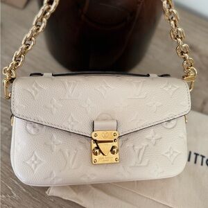 Brand new Pochette Métis East West